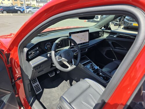 Volkswagen Tiguan R-Line Red 1